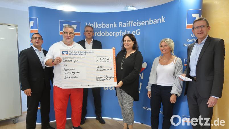 Der Seniorenbeirat der Stadt Weiden freut sich über eine großzügige Spende der Volksbank Raiffeisenbank Nordoberpfalz für den Seniorennachmittag im Oktober. Bild: Kunz
