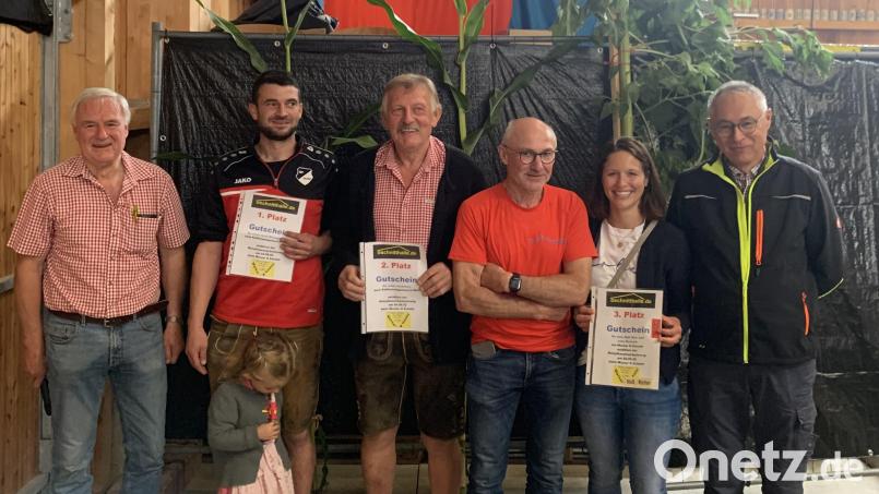 Karl Schedl, Florian Rupprecht mit Tochter Felicitas, Franz Witt senior, Vertreter der Dorfgemeinschaft Mitteldorf mit Michael Bösl, Franziska Schopper und Hans Bäuml (von links) bei der Maispflanzenprämierung. Bild: tok