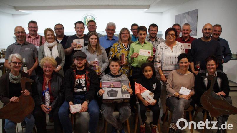 Die Gewinner des Kirwaschießens 2022 freuten sich über ihre Preise. Bild: Schützenverein Einigkeit Erbendorf/exb