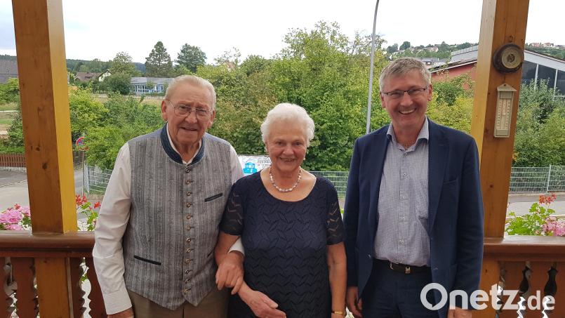 Bürgermeister Franz Badura (rechts) gratulierte Theresia und Franz Nübler aus Raigering zur Diamantenen Hochzeit. Bild: Stefan Nübler