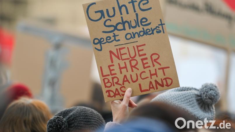 Durch den Einsatz von Quereinsteigern sinkt auch die Unterrichtsqualität, so Sennert. Bild: Nicolas Armer/dpa