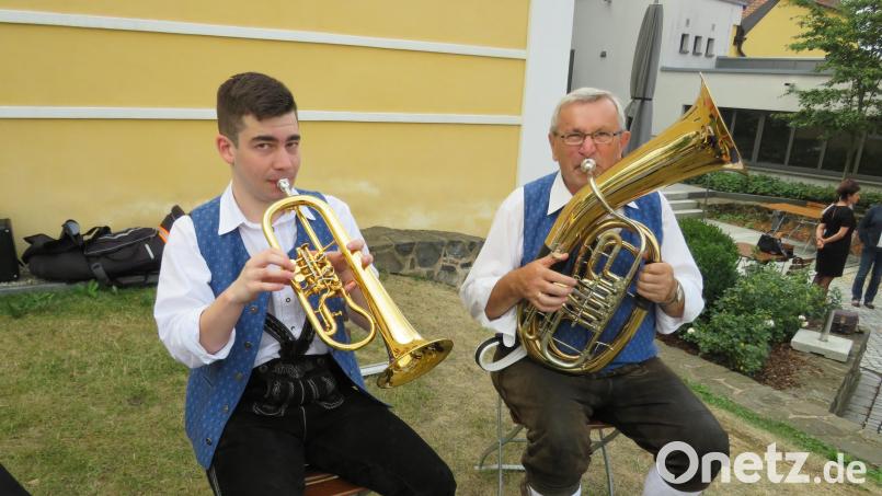 Bei so manchem Auftritt der Jugendblaskapelle Parkstein spielt Stefan Bodenmeier (links) mit Kapellmeister Alfons Steiner Seite an Seite Bild: adj