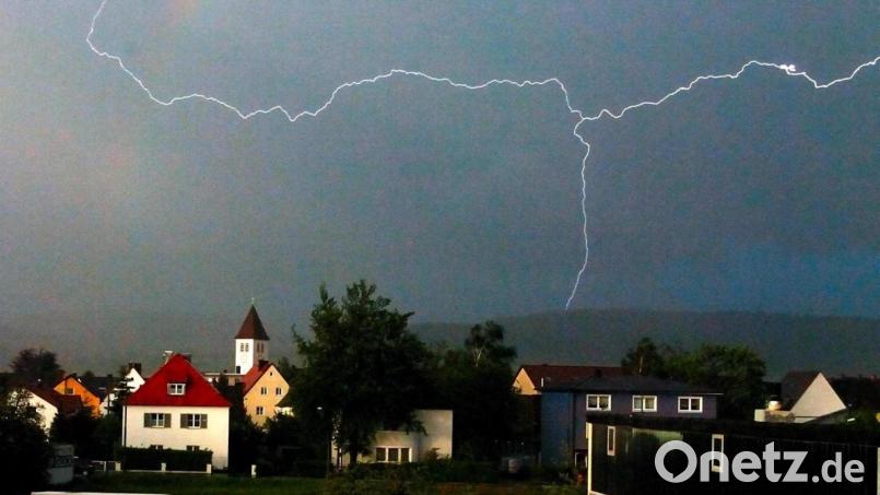 Oberpfalz-Medien-Fotografin Karin Wilck hat genau den Moment erwischt, als ein Blitz am Himmel zu sehen war. Bild: Wilck