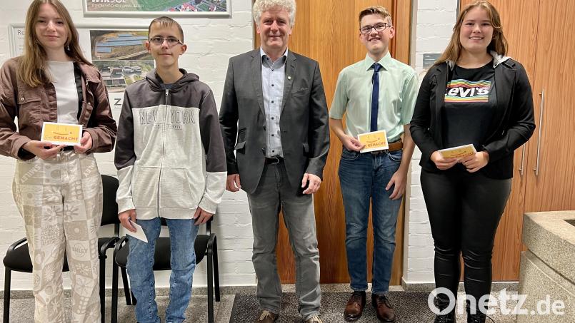 Einige der besten Entlasschüler der Marktgemeinde, die von Bürgermeister Robert Lindner (Mitte) vor dem Gemeinderat geehrt wurden: Denise Pötschke, Philipp Mutterer, Louis Schaller, Helena Scherm (von links). Bild: Eichl