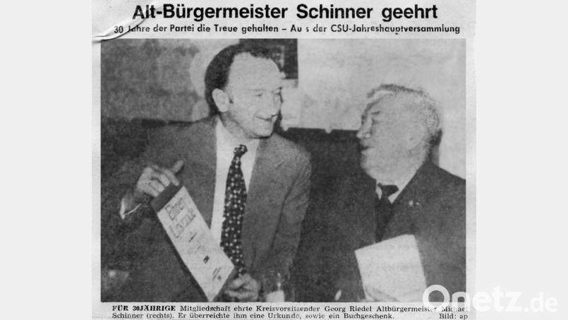 Über die Ehrung Michael Schinners 1977 wurde damals berichtet. Er gehörte der CSU damals bereits 30 Jahre an. Die Mehlmeiseler Christsozialen feiern am Samstag 75. Jubiläum – auch wenn vermutet wird, dass der Ortsverband bereits ein Jahr älter ist. Bild: gis