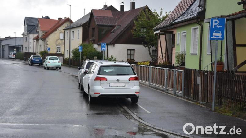 Nach einer Beschwerde aus dem Kreis der Anwohner befasste sich der Mitterteicher Bauausschuss mit der Parksituation in der Großensterzer Straße. Bild: jr