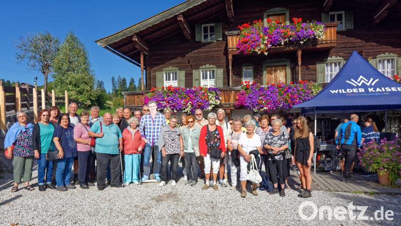 Um das Papp-Bild von Hans Siegl (Mitte), dem "Bergdoktor", scharen sich die Reisenden der "Höhe 309" um Vorsitzende Rosi Polland (Neunte von links) am Wilden Kaiser. Bild: hcz