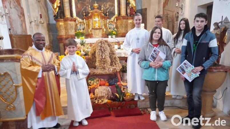 Pfarrer Moses Gudapati (vorne von links) mit dem neuen Ministranten Valentin Höcherl sowie den Ausscheider Hanna und Maximilian Birner. Hinten von links Oberministranten Sandra Göbl, Louis Höcherl und Luzie Günther. Bild: jow