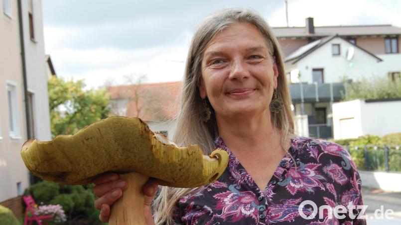 Heidi Festbaum aus Altenstadt/WN hat einen Riesensteinpilz gefunden. Dieser bringt fast fünf Pfund auf die Waage. Bild: sm