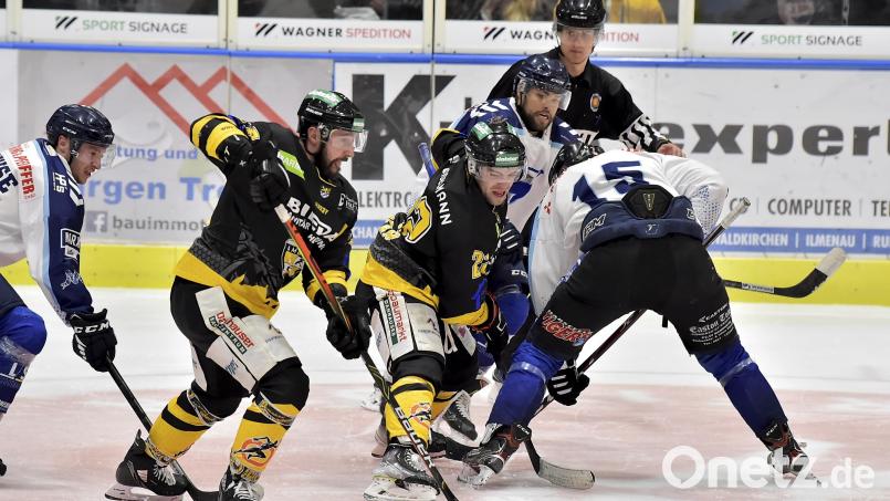 Benjamin Frank (Zweiter von links) und Brett Mennear (rechts daneben) bei einem Testspiel des ERSC Amberg gegen Chemnitz. Mennear war in den fünf Vorbereitungspartien bester Löwen-Scorer mit acht Toren und sechs Vorlagen. Archivbild: Hubert Ziegler