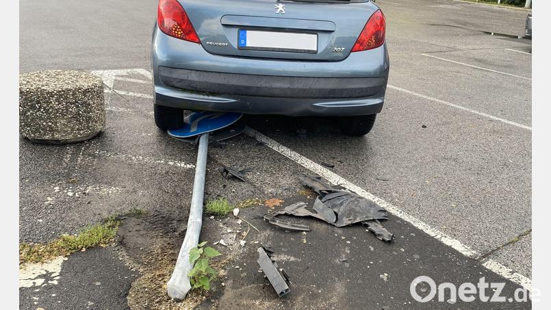 Zu einem nicht alltäglichen Unfall kam es am Dienstag, 27. September, in Amberg in der Fuggerstraße. Bild: Polizeiinspektion Amberg