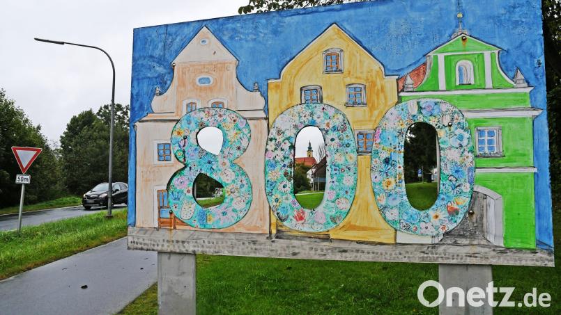 Diese Schilder sollen durch neue Kunstwerke an den Ortseingängen ersetzt werden. Bild: Gabi Schönberger