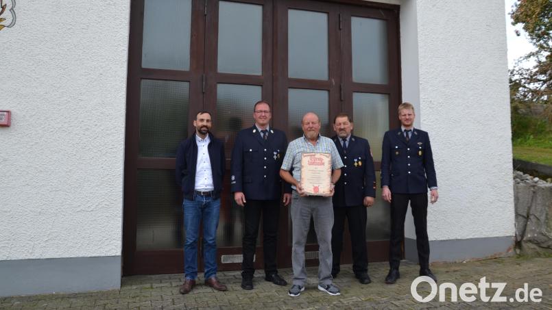 24 Jahre lang war Erich Hammerl (Mitte) der Feuerwehrkommandant in Rückersrieth, jetzt wird er zum Ehrenkommandanten ernannt. Dazu gratulieren Bürgermeister Armin Bulenda, Kommandant Mario Hammerl, 2. Kommandant Josef Balk und der Vorsitzende Michael Scheuerer (von links). Bild: gi