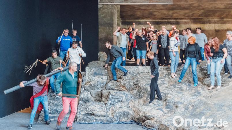 Ein Teil des Ensembles der Neuen Tirschenreuther Passion probt auf dem Kunstfelsen, der am Spielort im Kettelerhaus aufgebaut ist. Die Premiere des Stücks ist am Freitag, 21. Oktober. Bild: Susanne Forster