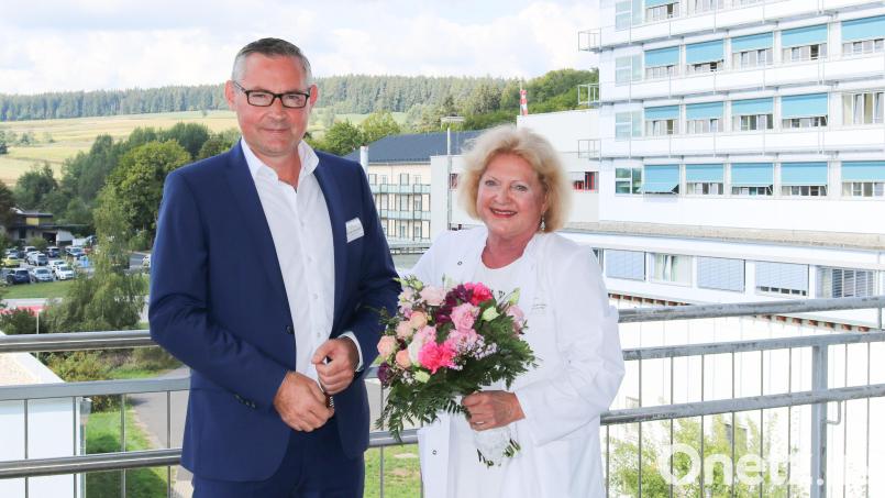 Dr. Philipp Koehl, Ärztlicher Direktor, begrüßt Dr. Marita Eisenmann-Klein am Klinikum Fichtelgebirge. Die Spezialistin für Plastische Chirurgie verstärkt die Klinik für Orthopädie und Unfallchirurgie mit der neuen Sektion für "Regenerative Medizin". Bild: Klinikum Fichtelgebirge/exb