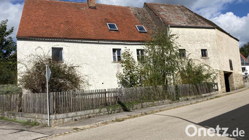 Teilabbruch und Umbau des Hauses für die Tagespflege in der Oberviechtacher Straße 12, das frühere &quot;Jacklanwesen&quot;, sind beschlossene Sache. Bild: Josef Glas