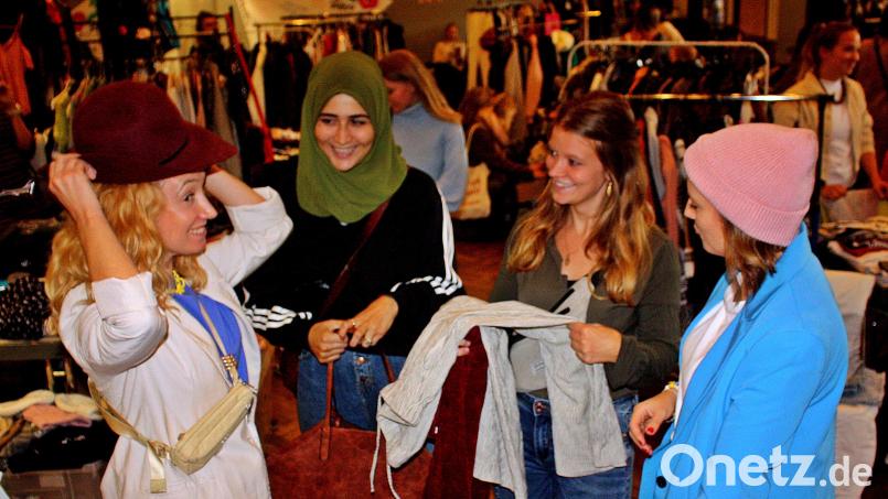 Mit Begeisterung waren die Mädchen und jungen Frauen dabei, beim Mädchenflohmarkt ihre vorbereitete Ware aus ihren Kleiderschränken den Besucherinnen anzupreisen. Bild: R. Kreuzer