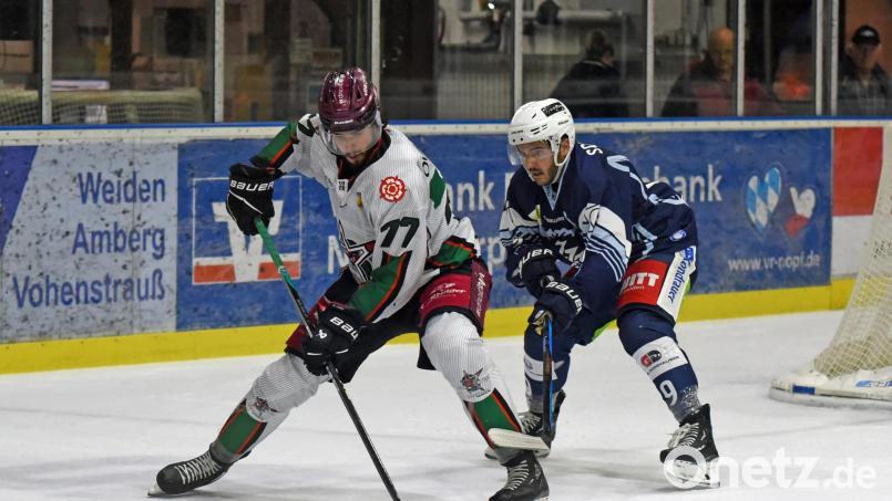 Die Blue Devils Weiden (rechts Mirko Schreyer) und die Starbulls Rosenheim (links Michael Knaub) gehen als Top-Favoriten in die neue Oberliga-Saison. Die Szene stammt aus dem Testspiel, das die Starbulls vor zwei Wochen in Weiden mit 2:0 gewannen. Archivbild: Gebert