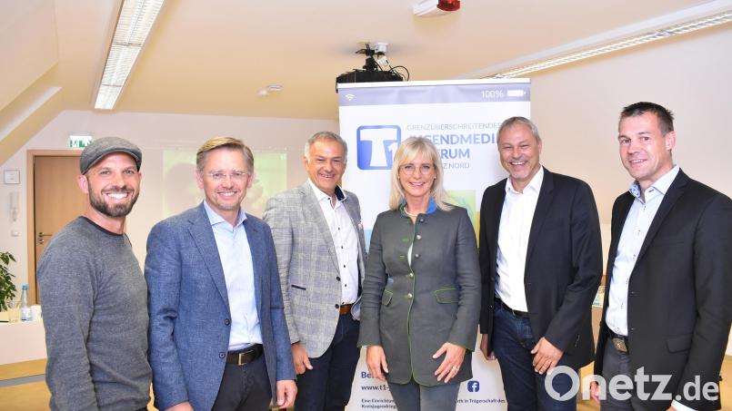 Zu Besuch im Jugendmedienzentrum war Ministerin Ulrike Scharf. Begleitet wurde sie (von links) von T1-Leiter Philipp Reich, MdL Tobias Reiß, Landrat Roland Grillmeier, KJR-Vorsitzendem Jürgen Preisinger und seinem Stellvertreter Andreas Malzer. Bild: Landratsamt Tirschenreuth/exb
