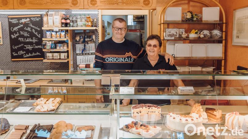 Günter und Halka Hühn betreiben das Café Rieß am Marktplatz in Tirschenreuth. Heuer feiert die Konditorei, die seit drei Generationen ein Familienbetrieb ist, ihr 90-jähriges Bestehen. Bild: sfo