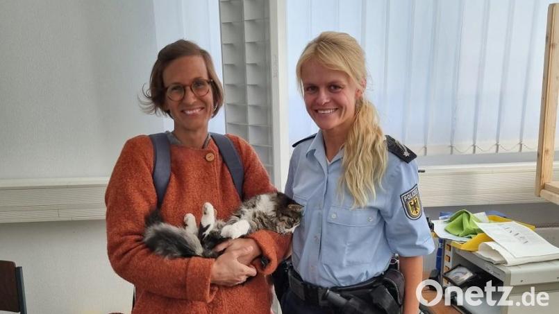 Katzenbesitzerin Alina Huber mit "Rosie" und Polizeikommissarin Elisabeth Sitka. Bild: Bundespolizei