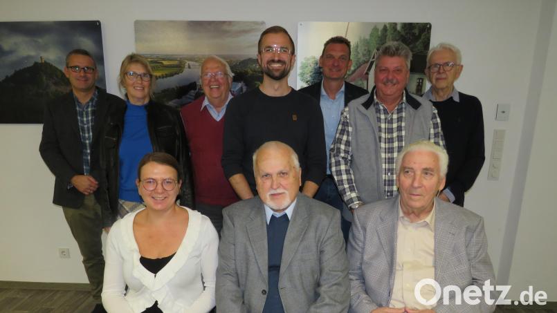 Der neue Vorstand des Heimatvereins: Barbara Neuber, Alfons Barth, Klaus Hundhammer (sitzend, von links), Christian Schramek, Elfi Gierlinger, Burkhard Hagemann, Vorsitzender Thomas Hösl, Bürgermeister Ernst Schicketanz, Gerhard Gröschl und Rainer Christoph (stehend, von links). Bild: adj