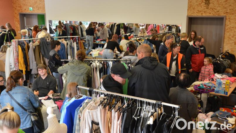 Beim Mädchen-Flohmarkt konnten Besucherinnen das ein oder andere Schnäppchen machen. Bild: Michael Welnhofer/exb