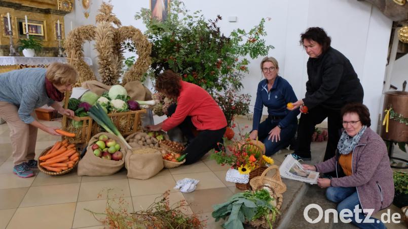 Der Seniorenkreis der katholischen Pfarrgemeinde in Floß um Leiterin Marlene Noetzel arbeitet Jahr für Jahr fleißig an einem reichen Erntealtar. Bild: le