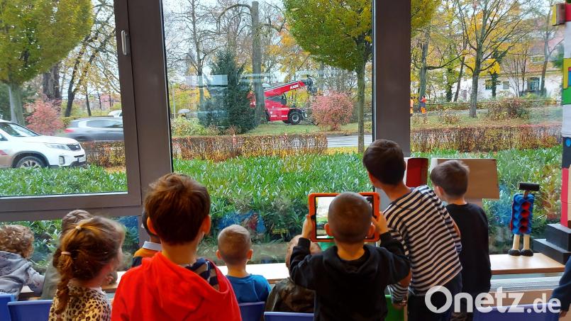 Was tut sich draußen vor den großen Fenstern? Die &quot;DigiMINTKids&quot; verfolgen das stets gespannt, dokumentieren es manchmal auch gerne per Tablet und holen sich Anregungen für die nächsten Projekte und Aktionen. Bild: exb/DigiMINTKids