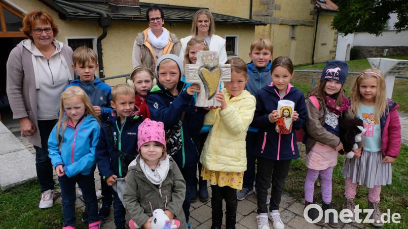 Die Kinderkirche gibt es endlich wieder in der katholischen Pfarrei St. Johannes der Täufer geworden. Christina Schaller wird bei der Durchführung von Christine Sailer und Andrea Mutterer (stehend, von links) unterstützt. Bild: le