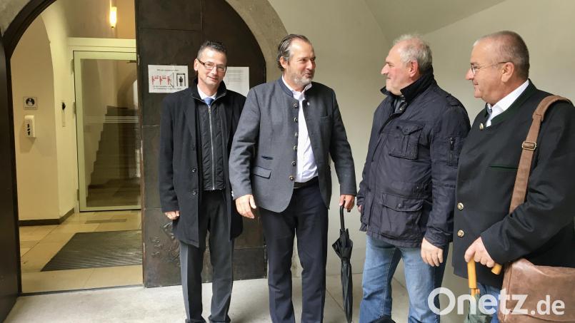 Nach der Sitzung vor dem Eingang zum Verwaltungsgericht: Rechtsanwalt Dr. Hans-Peter Neumann, Bürgermeister Frank Zeitler, Zweckverbands-Geschäftsführer Hans Werner und Bürgermeister Josef Deichl (von links) im Gespräch. Bild: upl