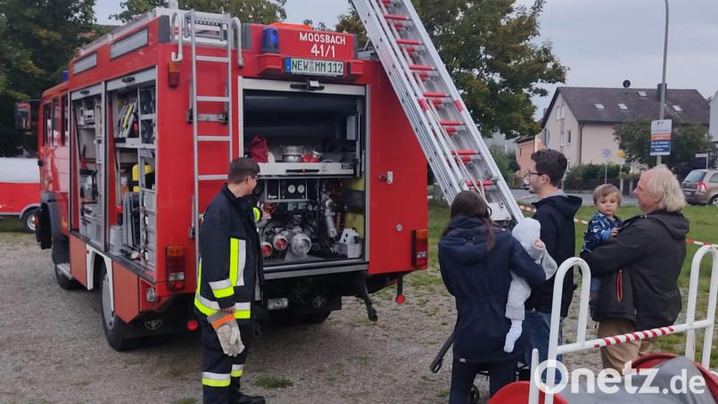 Die Besucher machen sich bei der „Langen Nacht der Feuerwehren“ ein Bild von der Ausstattung der Fahrzeuge. Bild: gi