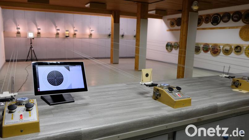 Die bisherige Schießanlage mit acht manuellen Schießständen soll durch acht elektrische Ziele ersetzt werden. Erste Probeversuche sind vielversprechend. Bild: le