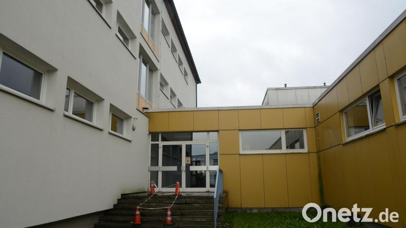 Der Verbindungsgang wird bei Umsetzung des brandschutztechnischen Konzepts ein neues Betondach bekommen. Das erste Fenster links des Eingangs wird zugemauert. Fraglich ist noch, ob das untere Fenster im Treppenaufgang auch dem Brandschutzkonzept geopfert werden muss. Dann wäre der Hausgang dunkel. Bild: bey