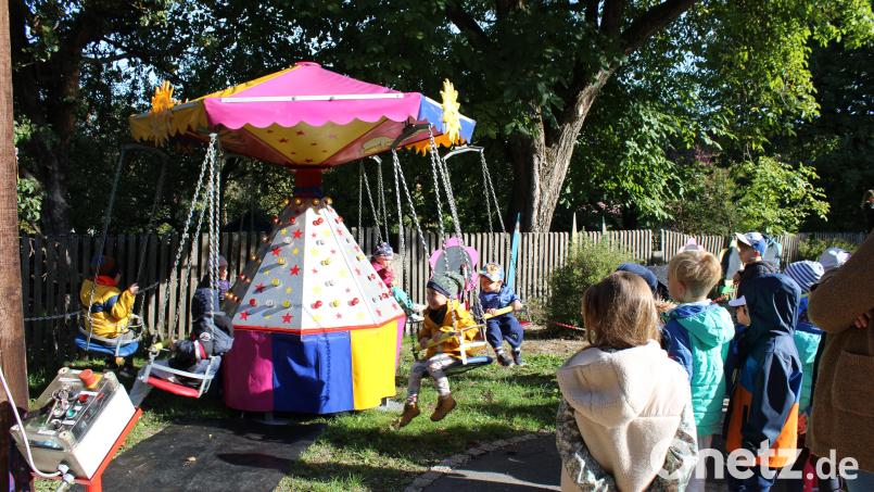 Die Buben und Mädchen des Kunterbunt-Kindergartens hatten ihren Spaß beim Karussellfahren. Bild: njn