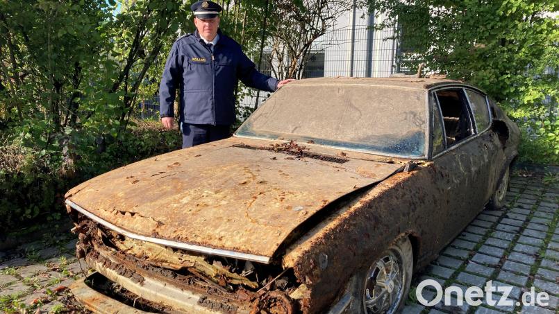 Polizeihauptkommissar Tobias Wirth zeigt das &quot;Schmuckstück&quot; im Hof der Polizeiinspektion Vohenstrauß. Bild: ca