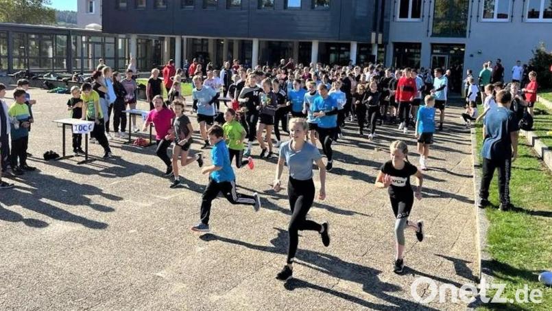 Der Pausenhof war Start- und Zielbereich für den diesjährigen Benefizlauf am Ortenburg-Gymnasium. Bild: lg