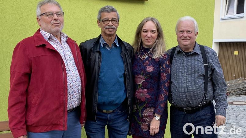 Im Rahmen des Herbstfestes der Liedertafel ehrte Vorsitzender Karl Ott Sängerfreund Franz Fischer (v.li.) für 60 Jahre Singen im Chor. Dank zollte der Vorsitzende auch Chorleiterin Riita Michelson und &quot;Vereinswirt&quot; Jürgen Weissel Bild: do