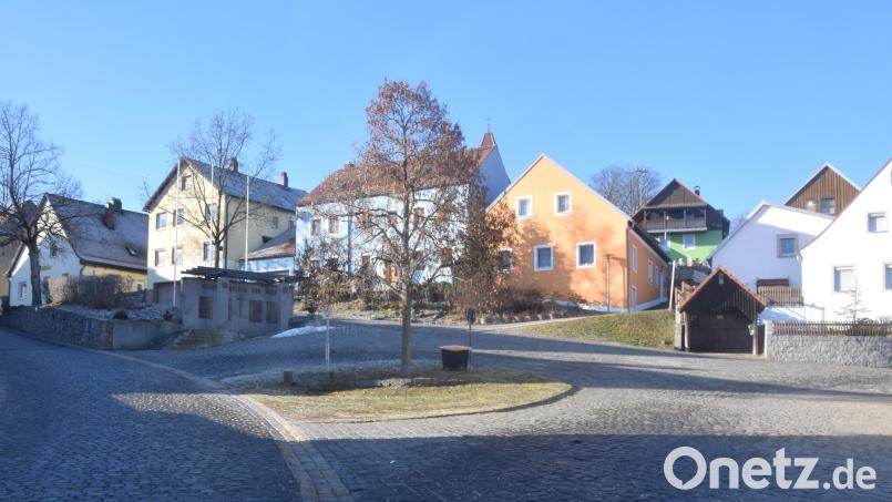 Beim Buswendeplatz soll die Neigung des Wendebereiches für Busse von 17 auf sieben Prozent Neigung um 1,30 Meter abgesenkt werden. Hierzu wird eine Stützmauer zum Erhalt der Abfahrt von den oben liegenden Anwesen errichtet. Das Kriegerdenkmal wird nicht angetastet. Bild: fz