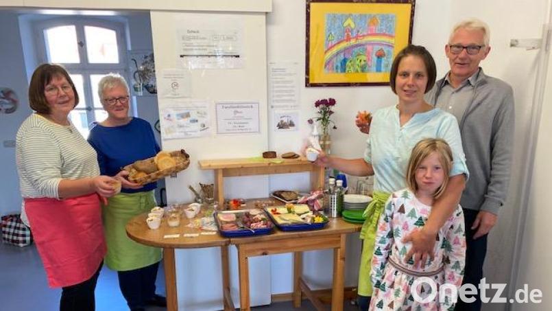 Elke Burger, Christa Würtenberger und Barbara Weismeier (von links) hatten ein leckeres Büfett mit fair gehandelten Lebensmitteln gezaubert. Auch Alfred Kick von der Fairtrade-Lenkungsgruppe (rechts) hat es sehr gut geschmeckt. Bild: jzk