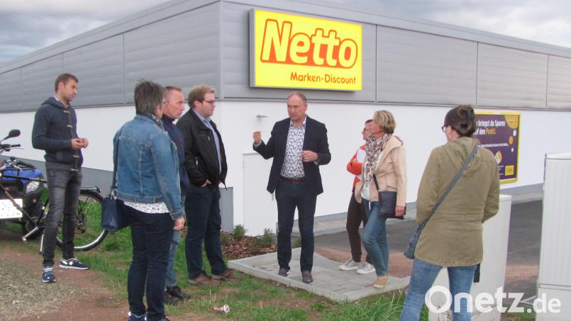 Wo sich die Fahrbahnquerung für Fußgänger bei der Schlossäckersiedlung befindet, soll der vom Markt Mantel geplante Gehsteig bis zur Einfahrt des Netto-Marktes führen. Die Mitglieder des Bauausschusses sehen sich die Lage bei einem Ortstermin an. Bild: sei