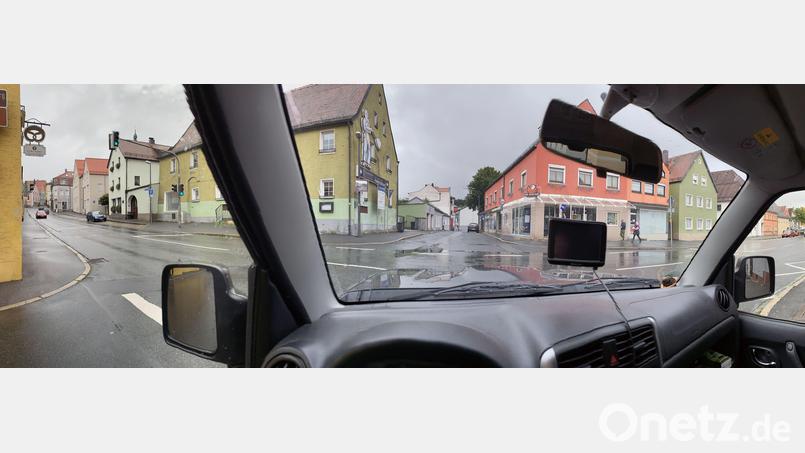 Wer von der Adolf-Kolping Straße kommend am Eck der Bäckerei Arnold anhält, soll künftig nicht mehr nach links abbiegen dürfen, fordert ein Bürger. Der Bauausschuss hält nichts von dem Vorschlag. Bild: Gabi Schönberger