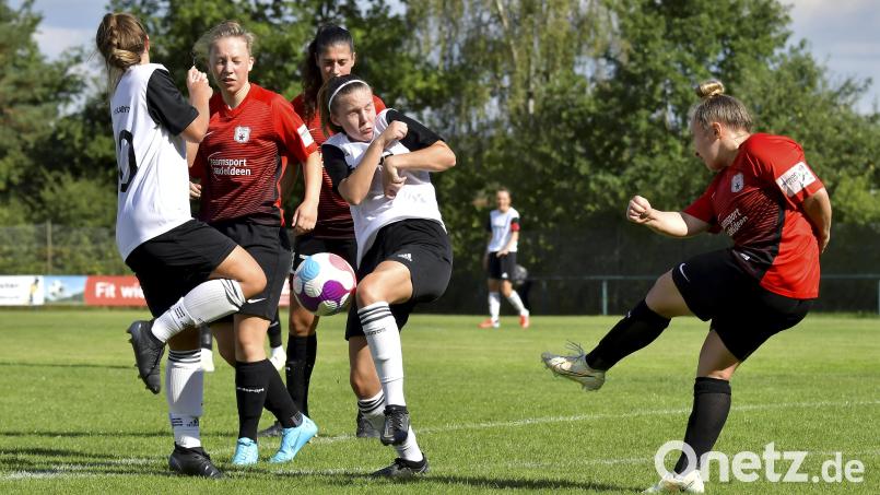 Anna Luschner (links) und Pia Lehner (rechts) vom TSV Theuern gehen nach diesem strammen Schuss durch Tamara Schiller (ganz rechts) vom FC Stern München in Deckung. Bild: Hubert Ziegler