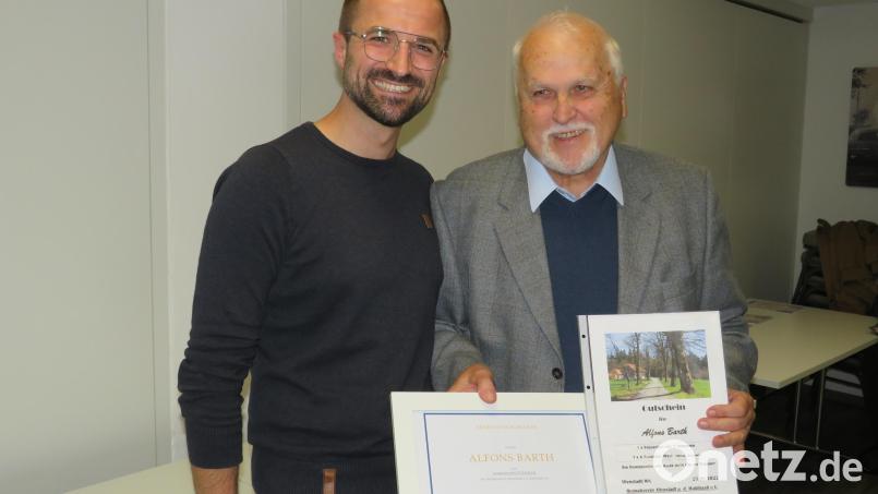 Vorsitzender Thomas Hösl überreicht Alfons Barth (rechts) die Ernennungsurkunde zum Ehrenvorsitzenden des Heimatvereins. Bild: adj