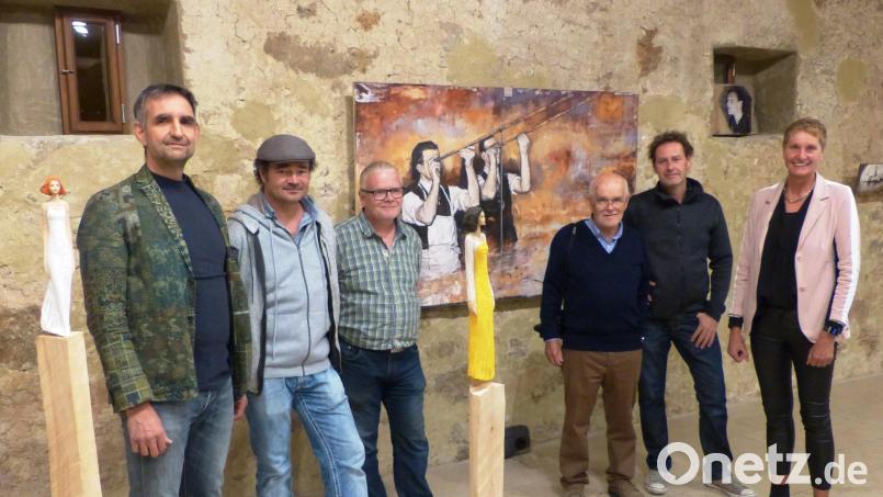 Cliff Rüdinger-Härlin, Eröffnungsredner der Ausstellung, die Künstler Michael Pickl, Stefan Stock, Georg Pick und Stefan Kleinhanns sowie Kastls 3. Bürgermeisterin Monika Breunig (von links) hoffen auf viele Besucher bei den Kastler Kunsttagen. Bild: jp