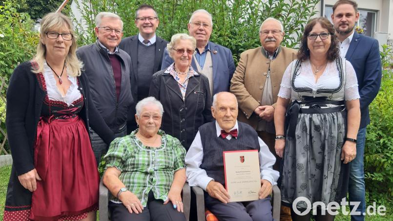 Rudolf Kiesewetter (vorne) feierte seinen 90. Geburtstag. Dazu gratulierten ihm seine Ehefrau Gerlinde (vorne, links) sowie (hinten, von links) Tochter Heike, der frühere Ortsobmann von Bayreuth, Karl Heider, Pfarrer Ferdinand Weinberger, Gudrun und Helmut Hempel, der Delegierte des SL-Bundesverbandes, Dr. Dieter Piwernetz, Tochter Uli und Bürgermeister Sebastian Voit. Bild: gis