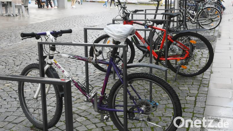 Der Radl-Parkplatz beim NOC. Die Stadt will mehr Abstellmöglichkeiten schaffen. Auch mit Ladesäulen sollen sie ausgestattet sein. Bild: Gabi Schönberger