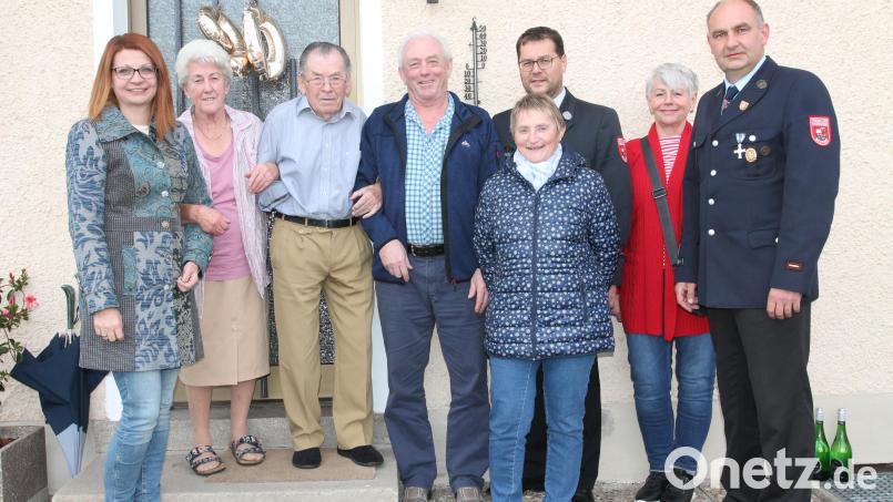 Erwin Piehler (Dritter von links) freut sich über die vielen guten Wünschen zum 90. Geburtstag. Bild: pi