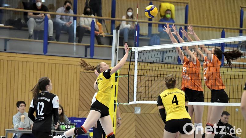 Mit stark verändertem Kader geht der SV Hahnbach (links) in der neuen Saison ans Netz. Auftakt macht das Heimspiel gegen Straubing. Archivbild: Hubert Ziegler