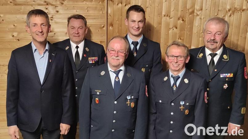 Führungswechsel bei der Feuerwehr Thonhausen (von links): Bürgermeister Albert Geitner, Kreisbrandmeister Alexander Graf, Feuerwehr-Vorsitzender Joseph Prüfling, Kommandant Thomas Sossau, stellvertretender Kommandant Anton Meier und Kreisbrandrat Fredi Weiß. Bild: Petra Retzer/exb